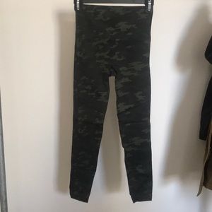SPANX camo Capri leggings